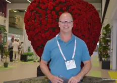 Jos Lemmens of Lankhorst Yarns took a picture with roses brought by Schreurs.